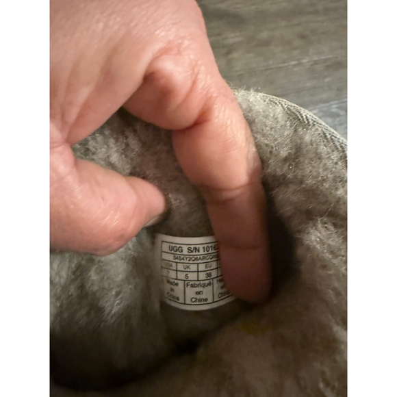 Women's UGG Classic Short Gray Winter Boots Size 5 - Picture 5 of 6